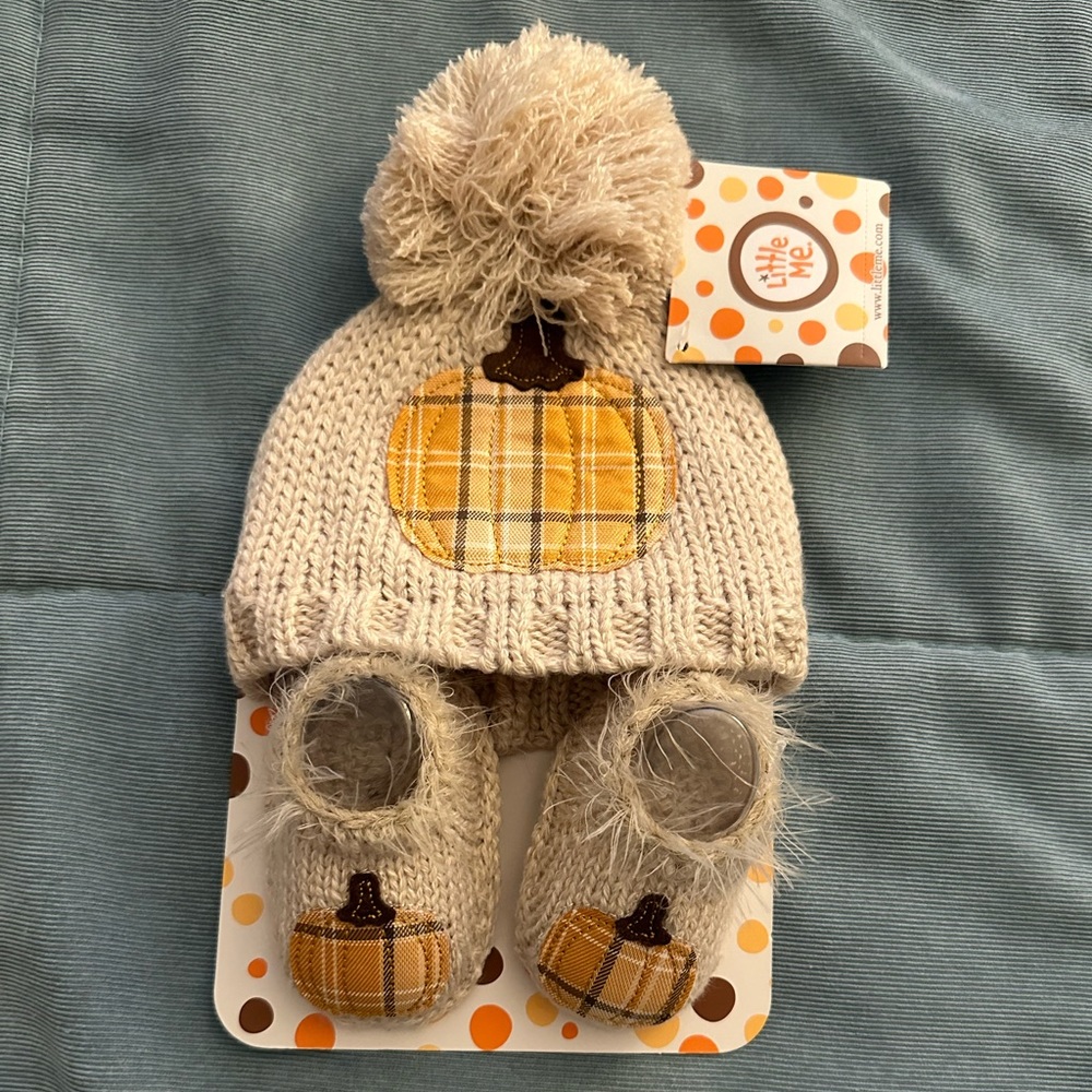NWT Pumpkin hat and booties set, size 0-6 months